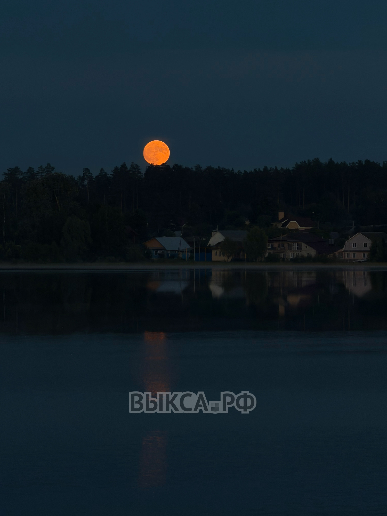 Красная луна над Верхним прудом