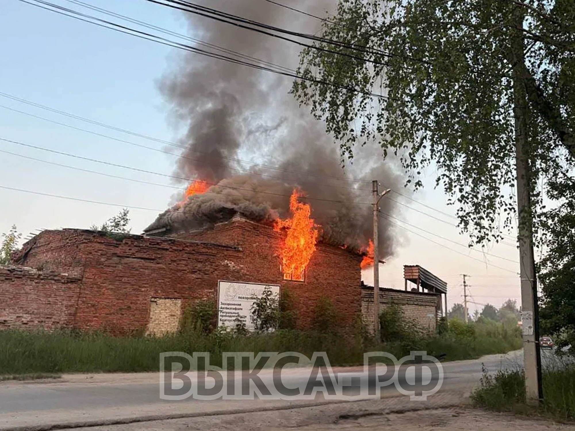 Ветхая постройка загорелась в переулке Крупской.