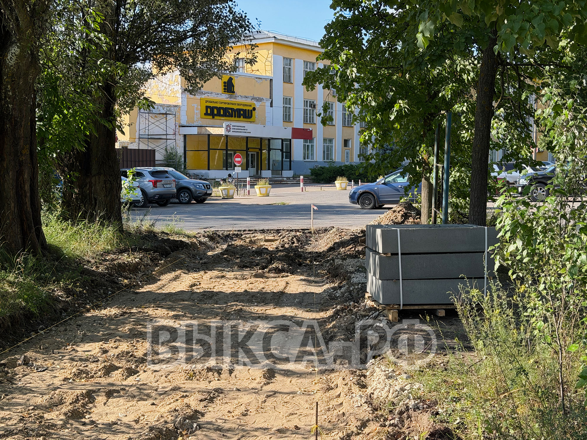 На улице Ульянова начался ремонт тротуара