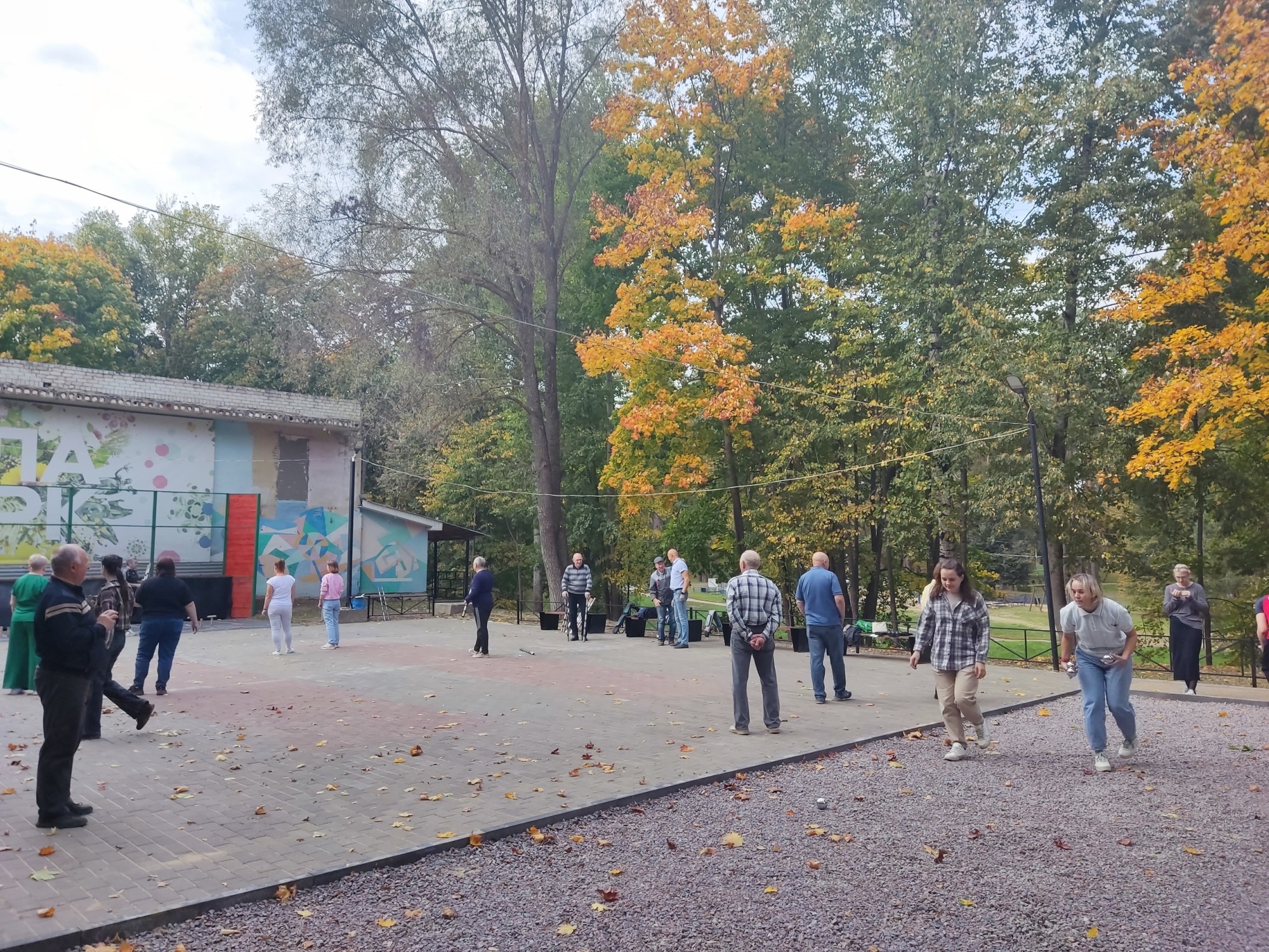 🎯 В городском парке открыли площадку для городков и петанка