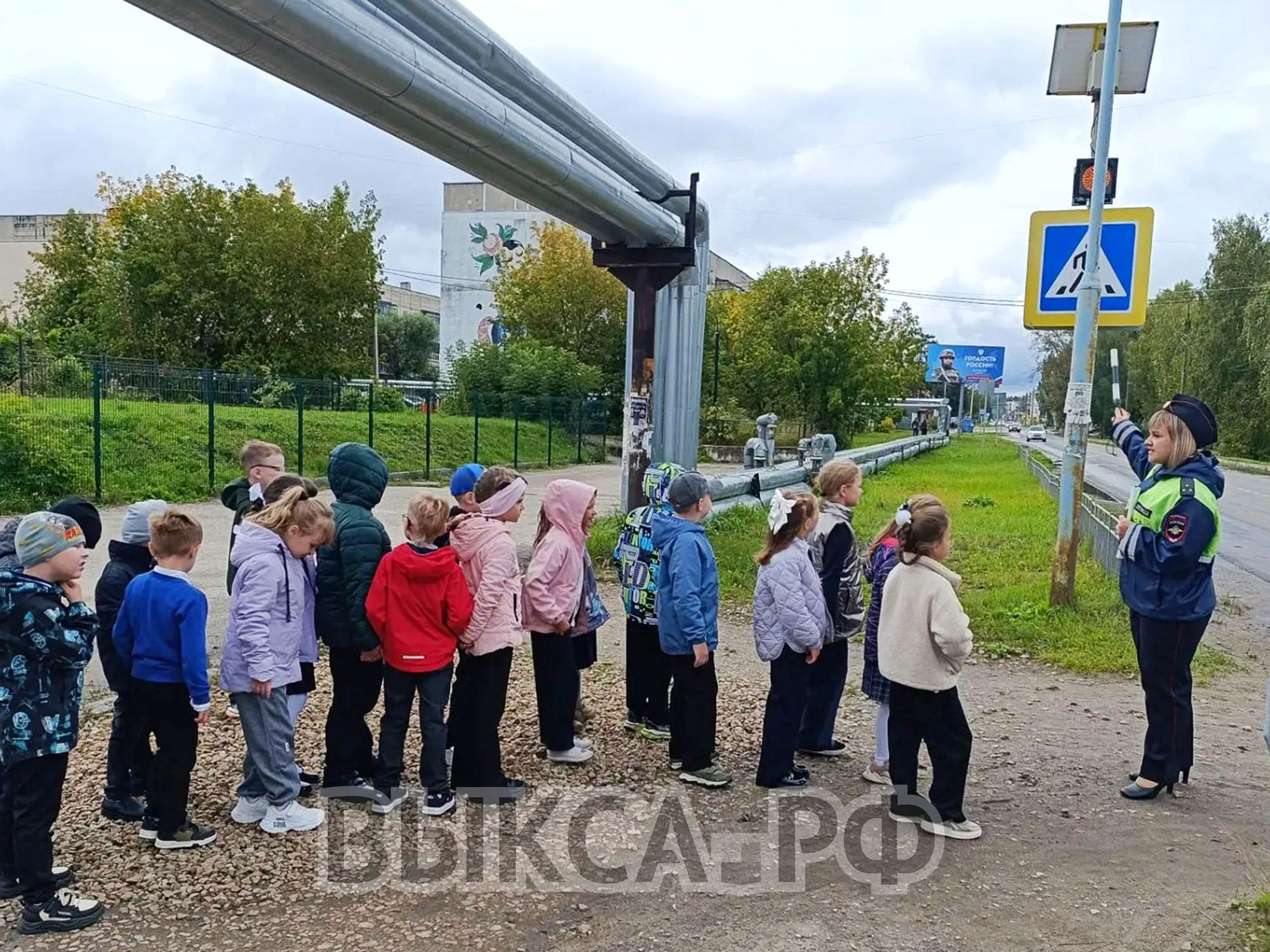 Первоклашки вышли на дорогу: ГИБДД Выксы учит детей безопасному маршруту