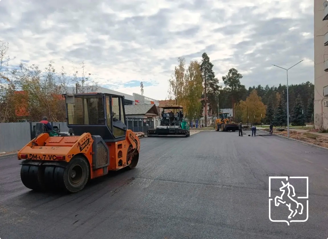 🚧 На площади Октябрьской революции укладывают асфальт и готовят пешеходную зону